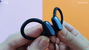Layout do mini fone, parecido com a mi band, mas menor